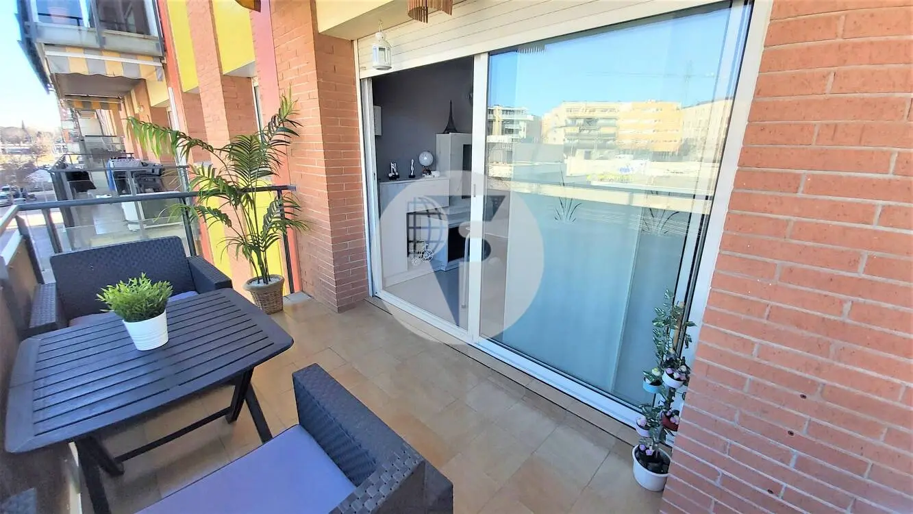 Magnificent 90 m² apartment with a spacious balcony and parking space included, located in the Can Roca area. 20