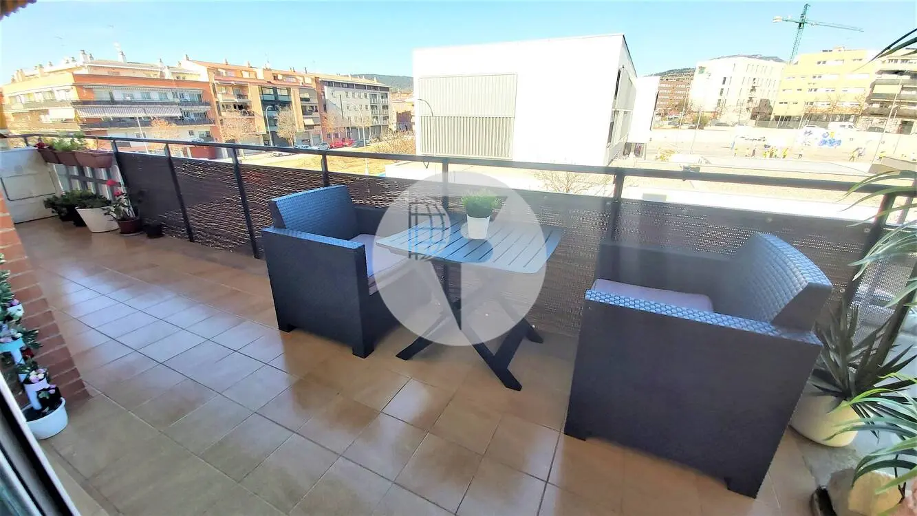 Magnificent 90 m² apartment with a spacious balcony and parking space included, located in the Can Roca area.