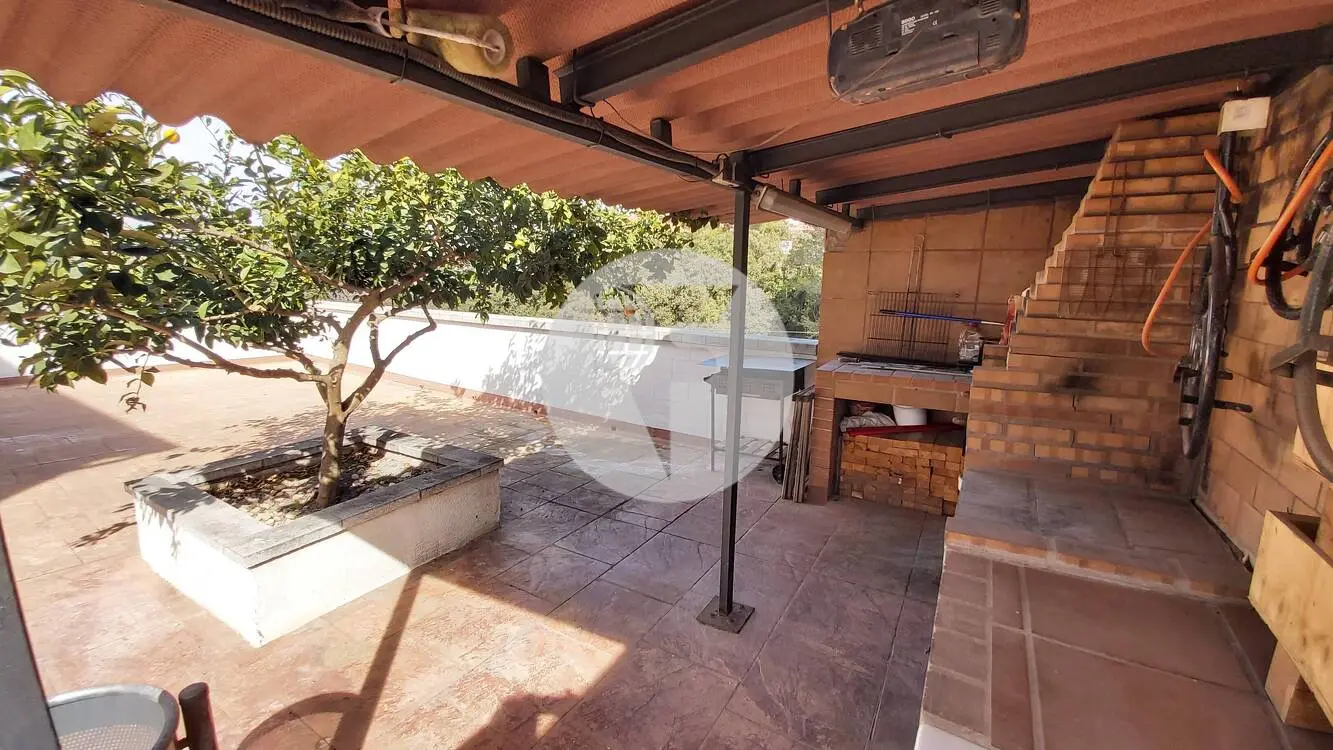 Charming house with two spacious living rooms and a spectacular barbecue in Can Palet de Vista Alegre. 32
