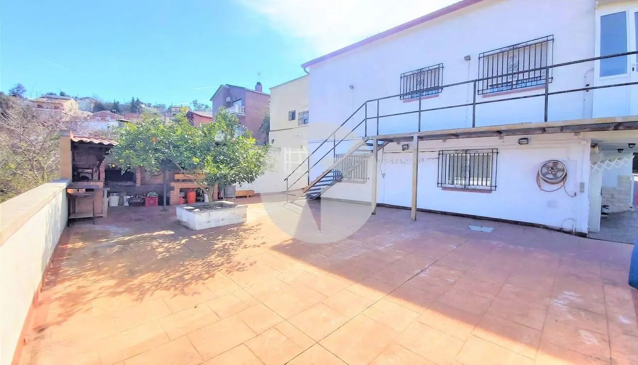 Charming house with two spacious living rooms and a spectacular barbecue in Can Palet de Vista Alegre. 4