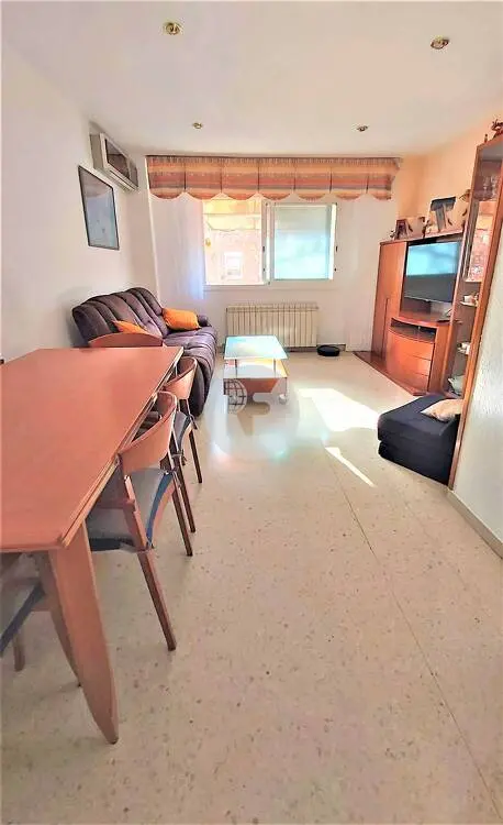 Apartment of 90 m² in Sant Pere Nord, adjacent to the Olympic Zone of Terrassa, with a parking space included.
 3