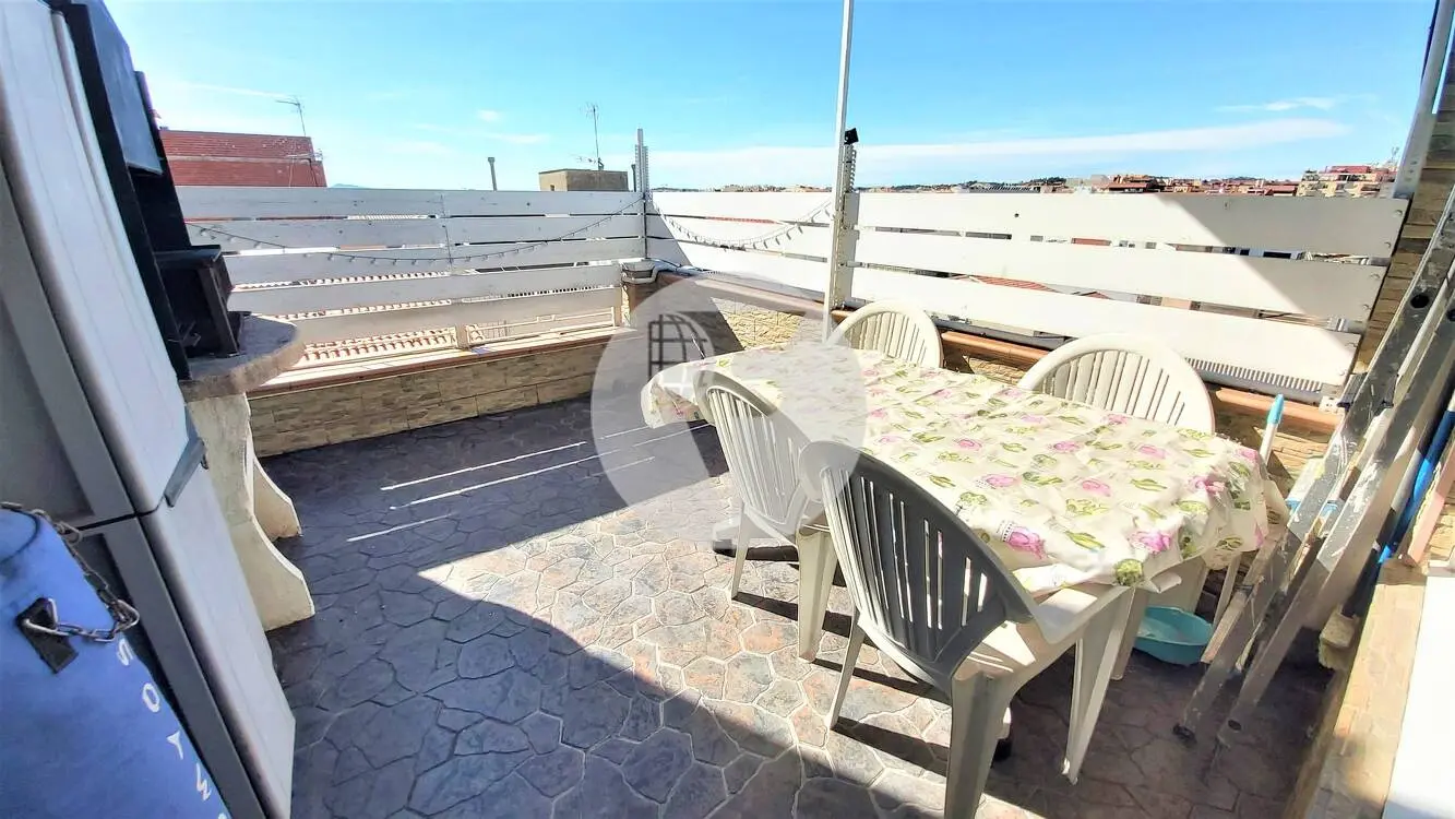 Charming 100 m² penthouse with an impressive terrace, barbecue, and panoramic views.  22