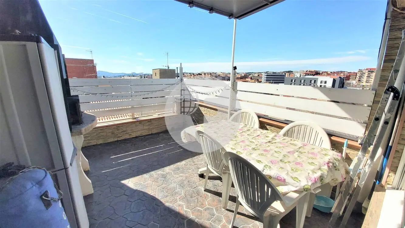 Charming 100 m² penthouse with an impressive terrace, barbecue, and panoramic views. 