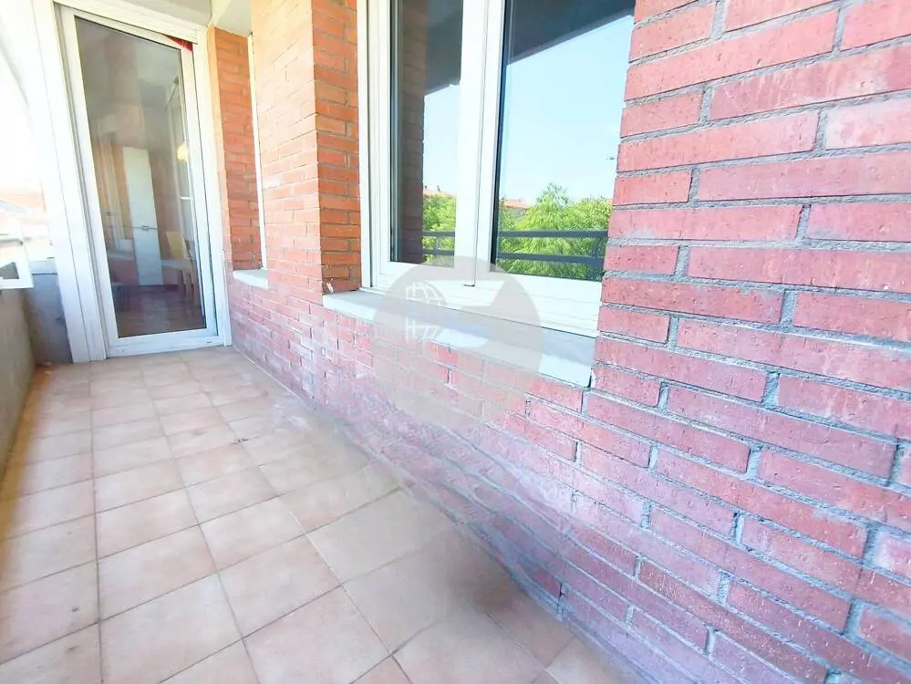 Piso exterior 3 habitaciones con balcón, parking y zona comunitaria en plaza Cal Gravat, ¡listo para entrar a vivir! en Manresa. - imagen 3