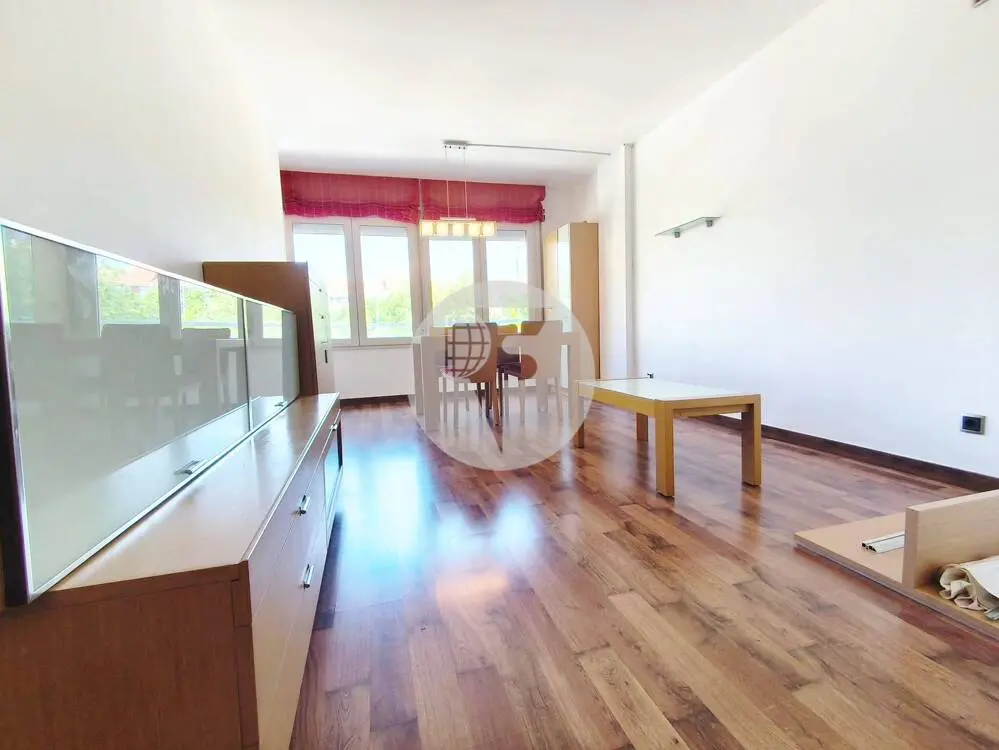 Piso exterior 3 habitaciones con balcón, parking y zona comunitaria en plaza Cal Gravat, ¡listo para entrar a vivir! en Manresa.