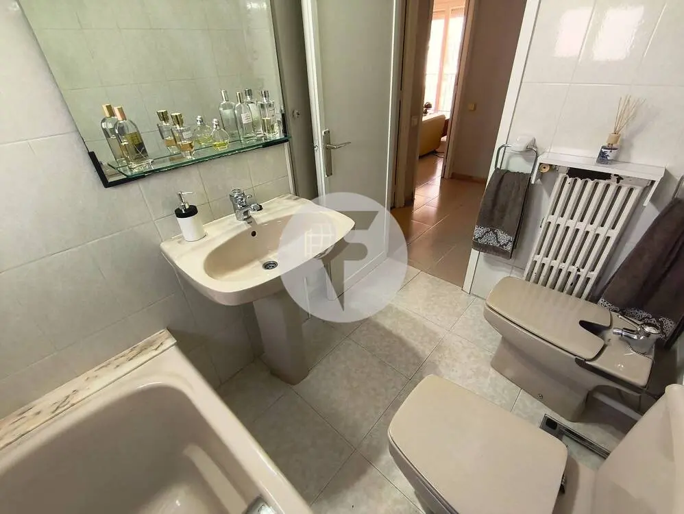 Amplia Vivienda Exterior de 4 Dormitorios y Balcón en el Centro de Terrassa - imagen 8