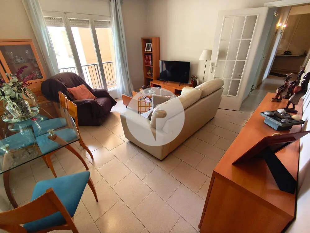 Amplia Vivienda Exterior de 4 Dormitorios y Balcón en el Centro de Terrassa - imagen 2