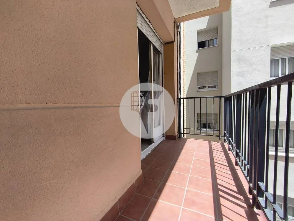 Amplia Vivienda Exterior de 4 Dormitorios y Balcón en el Centro de Terrassa - imagen 13