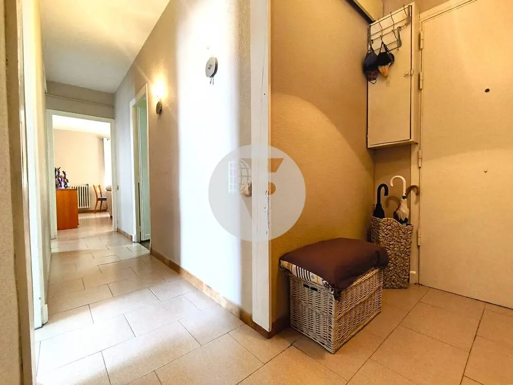 Amplia Vivienda Exterior de 4 Dormitorios y Balcón en el Centro de Terrassa - imagen 3