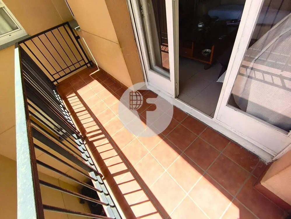 Amplia Vivienda Exterior de 4 Dormitorios y Balcón en el Centro de Terrassa