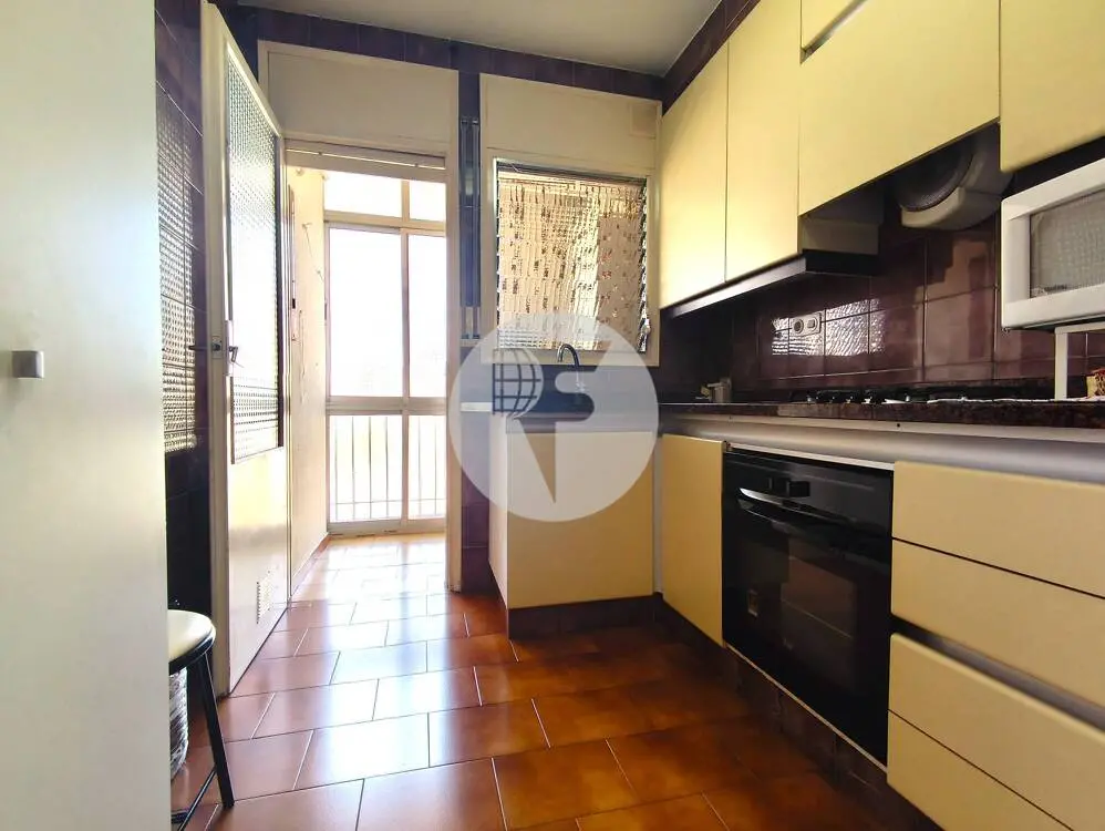 Amplia Vivienda Exterior de 4 Dormitorios y Balcón en el Centro de Terrassa - imagen 18