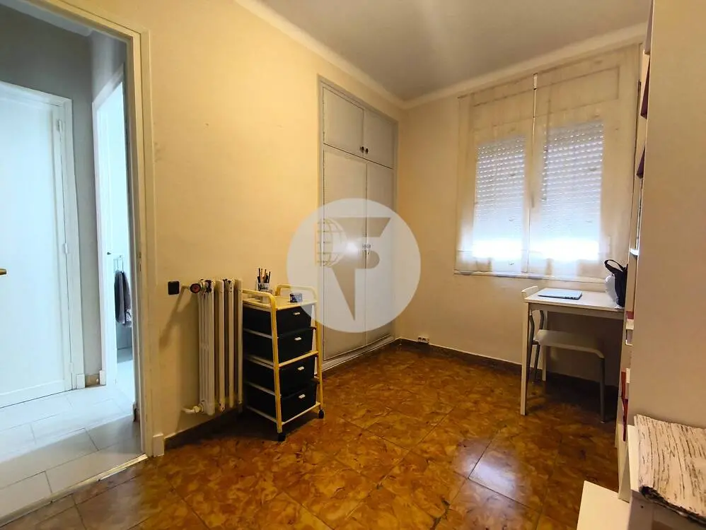 Amplia Vivienda Exterior de 4 Dormitorios y Balcón en el Centro de Terrassa - imagen 7