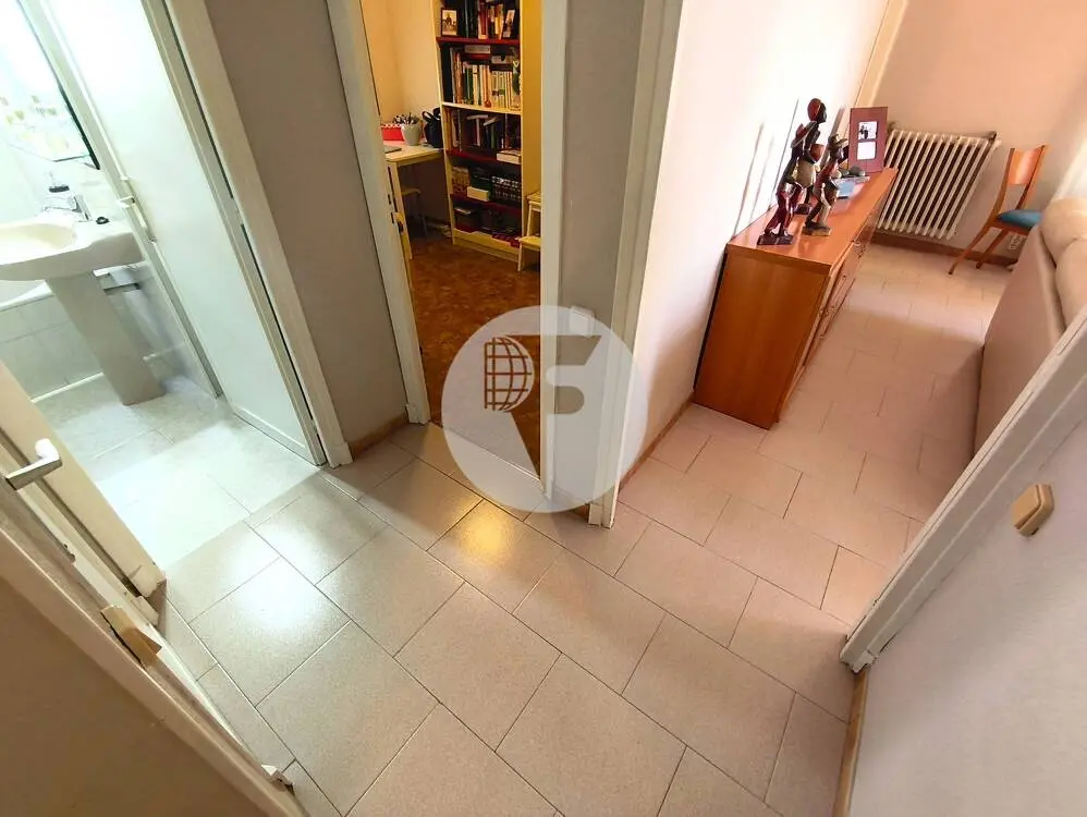 Amplia Vivienda Exterior de 4 Dormitorios y Balcón en el Centro de Terrassa - imagen 10