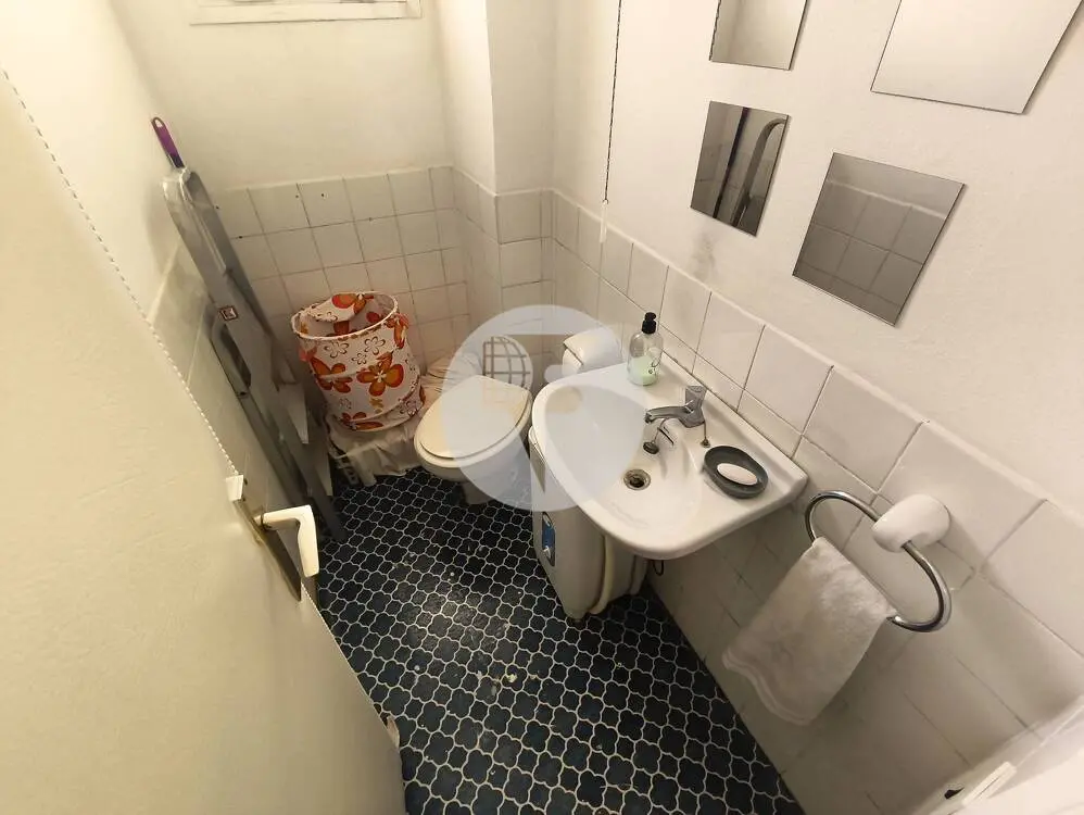 Amplia Vivienda Exterior de 4 Dormitorios y Balcón en el Centro de Terrassa - imagen 9