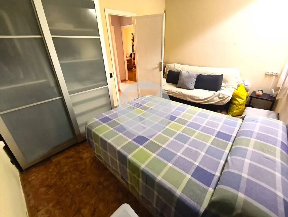 Amplia Vivienda Exterior de 4 Dormitorios y Balcón en el Centro de Terrassa - imagen 6
