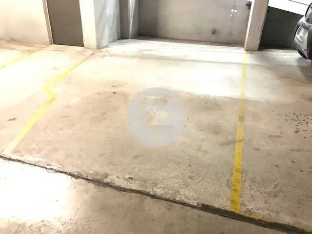 Plaza de Parking para Coche Mediano-Grande junto a la Rambla de Sabadell