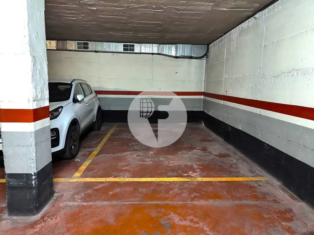 Amplia plaza de aparcamiento para coche grande y moto (zona c/ Topete esquina c/ Viveret)