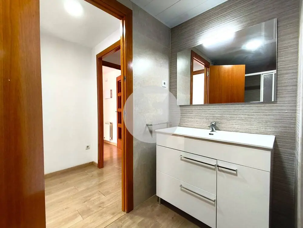 Bonito Ático Dúplex con Terraza y Balcón en Can Roca (A 60 Minutos de BCN – Plaza Cataluña) - imagen 33