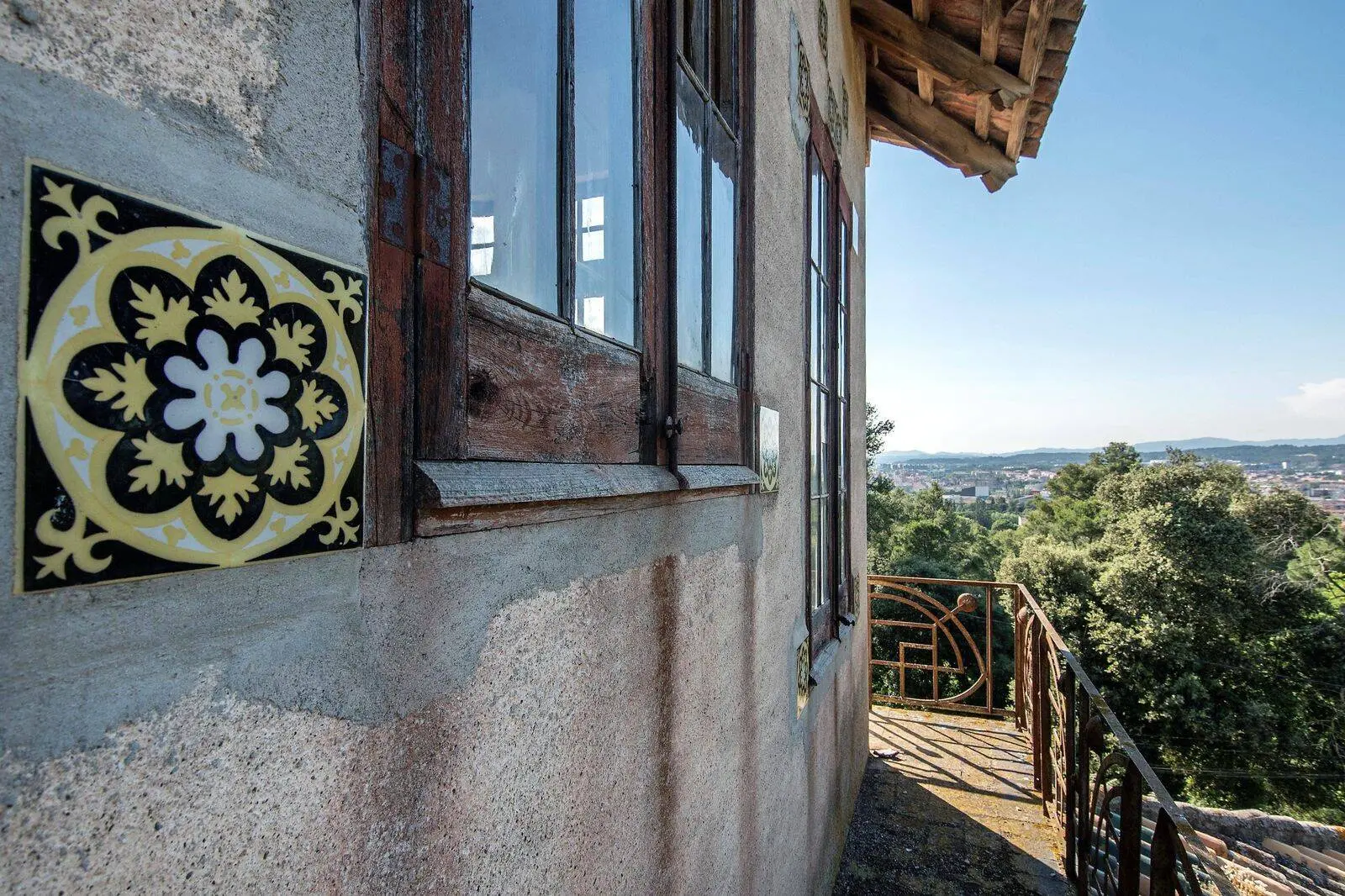 Xalet unifamiliar modernista en venda a Torre Negra a Sant Cugat del Vallès
 28