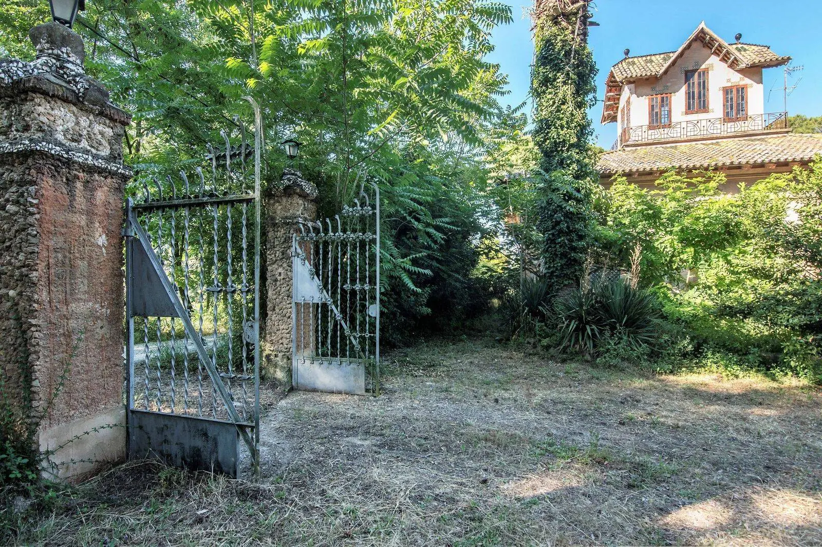 Modernist detached house for sale in Torre Negra in Sant Cugat del Vallès