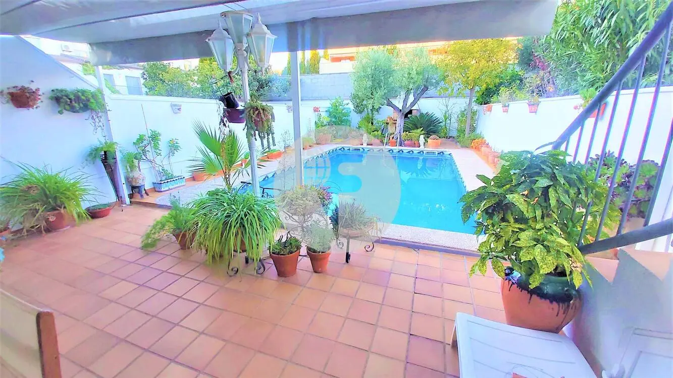 Impressive 309 m² house with elevator, pool and 70 m² garage 3