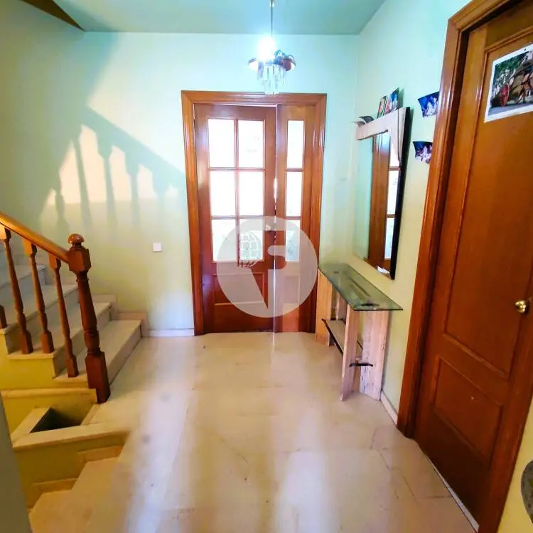 Spectacular semi-detached house with 4 floors, cellar and garage. 13
