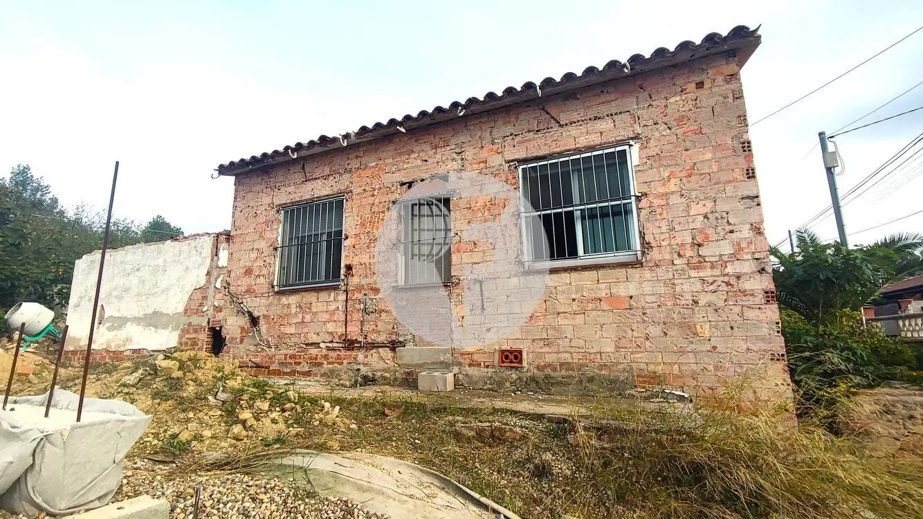 Casa amb Projecte d'Obra Nova i vistes a Montserrat, a menys de 10 minuts a peu de l'estació de tren a Can Serra, Vacarisses.
 8