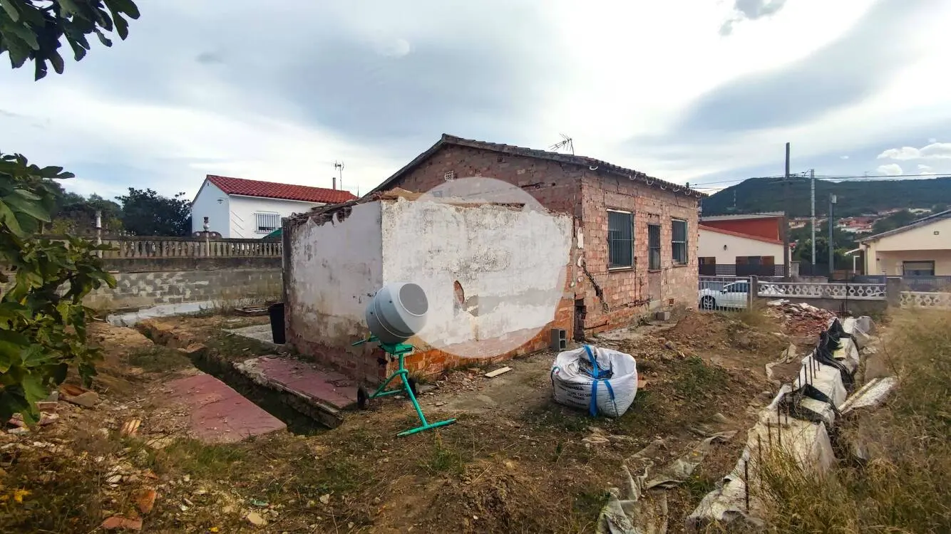 Casa amb Projecte d'Obra Nova i vistes a Montserrat, a menys de 10 minuts a peu de l'estació de tren a Can Serra, Vacarisses.
 21