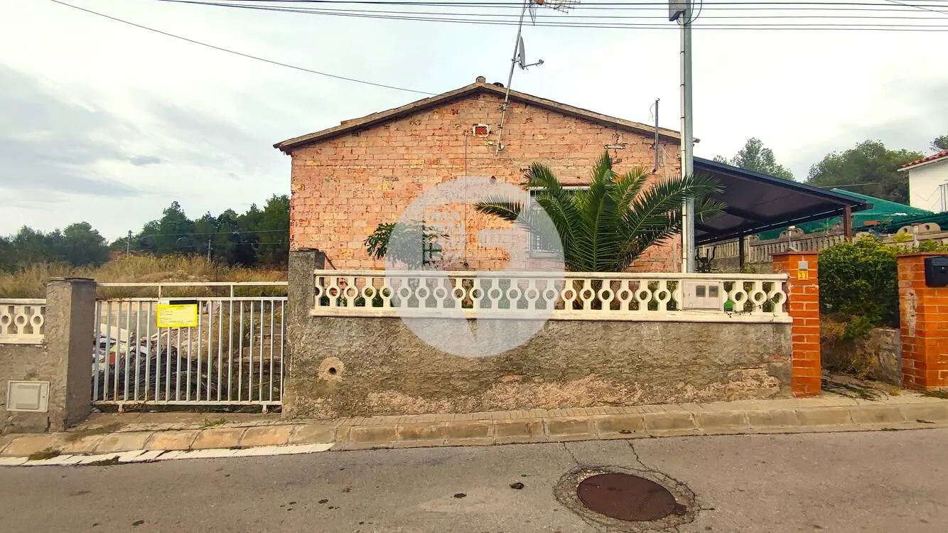 Casa amb Projecte d'Obra Nova i vistes a Montserrat, a menys de 10 minuts a peu de l'estació de tren a Can Serra, Vacarisses.
 6