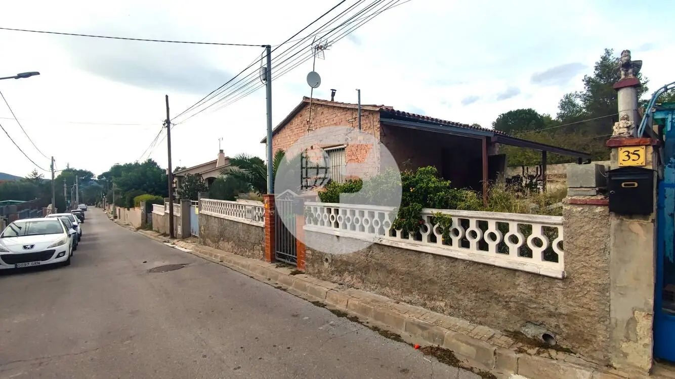 Casa amb Projecte d'Obra Nova i vistes a Montserrat, a menys de 10 minuts a peu de l'estació de tren a Can Serra, Vacarisses.
 7