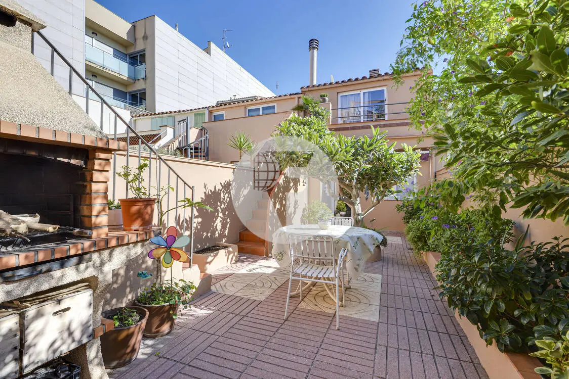 Exclusive three-storey house and a studio just 5 minutes from the centre of Terrassa. 2