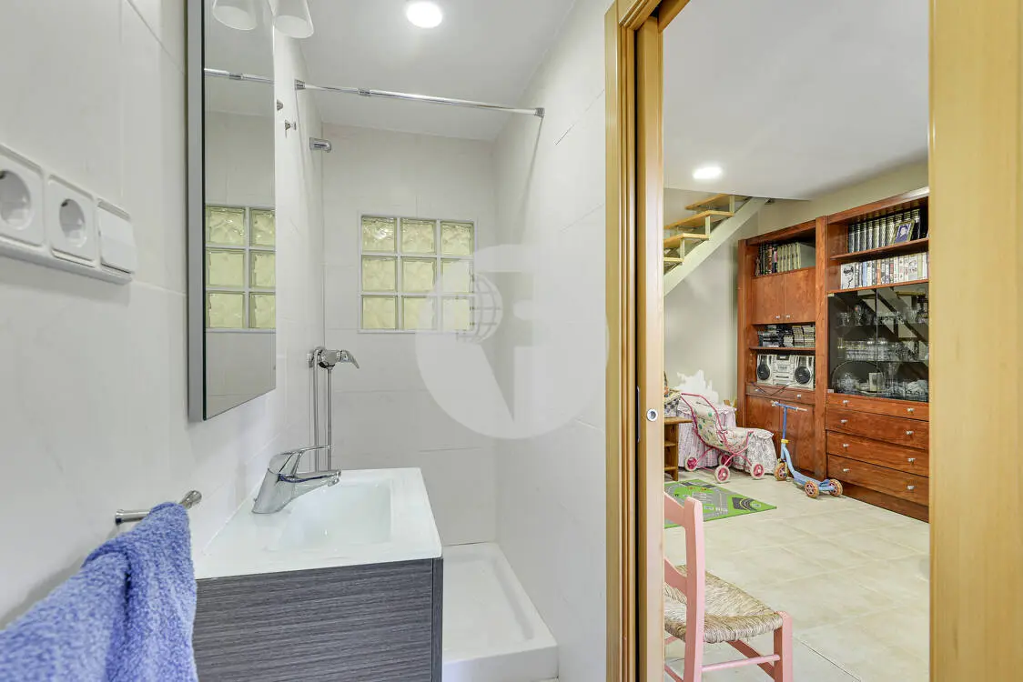 Exclusive three-storey house and a studio just 5 minutes from the centre of Terrassa. 22