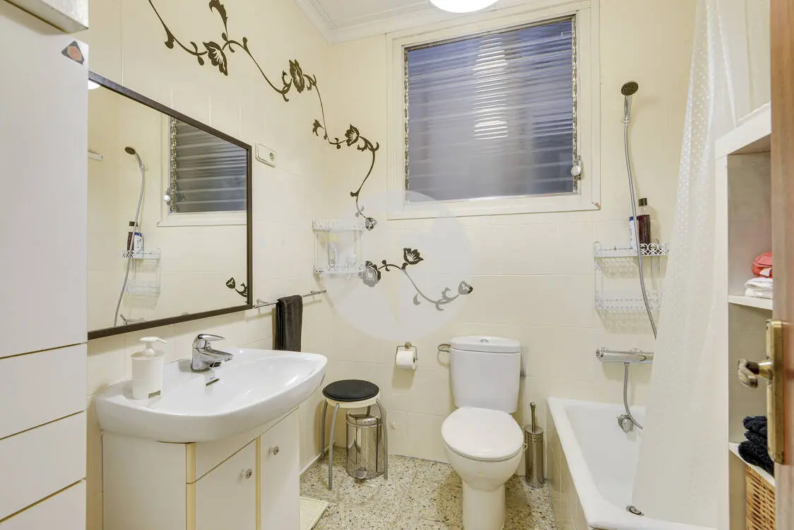 Exclusive three-storey house and a studio just 5 minutes from the centre of Terrassa. 21