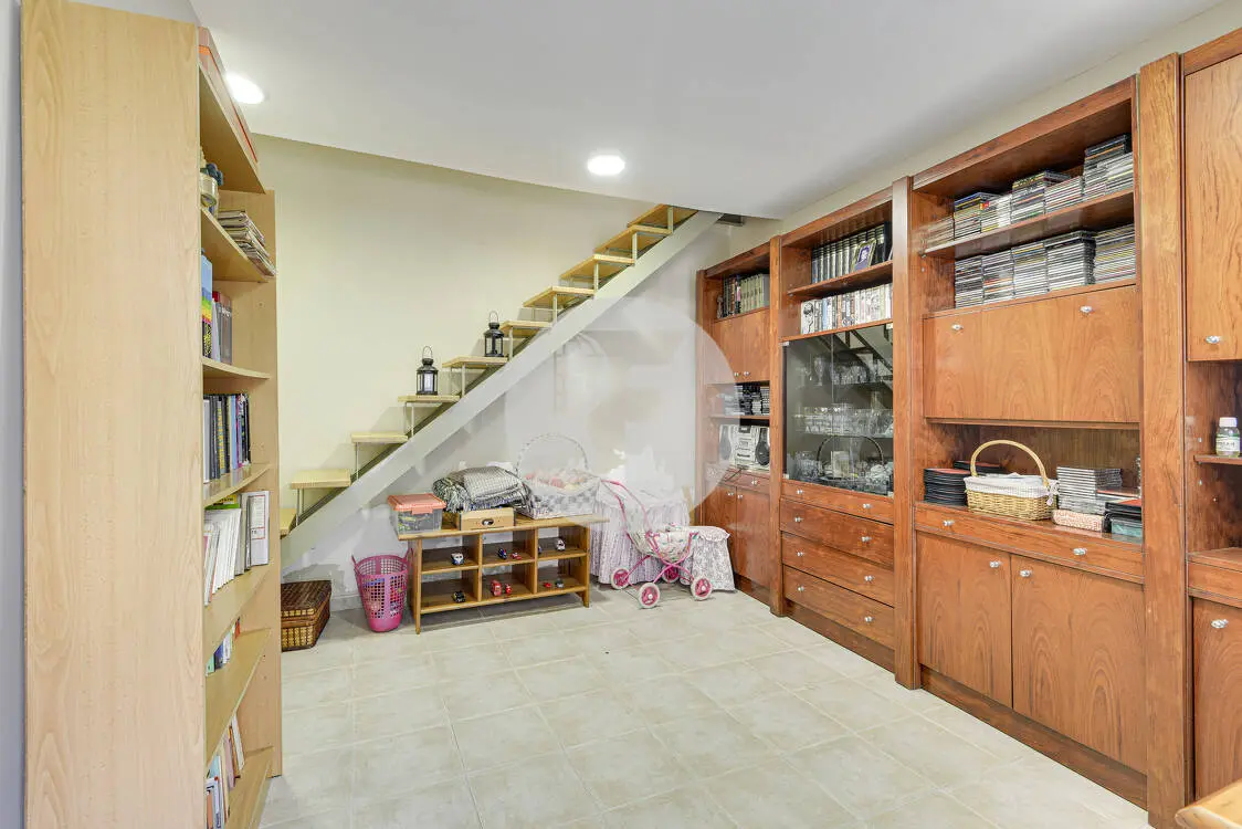 Exclusive three-storey house and a studio just 5 minutes from the centre of Terrassa. 24