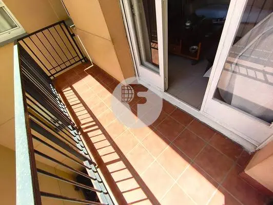 Amplia Vivienda Exterior de 4 Dormitorios y Balcón en el Centro de Terrassa