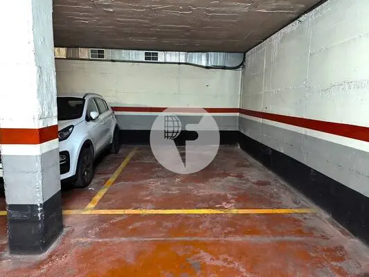 Amplia plaza de aparcamiento para coche grande y moto (zona c/ Topete esquina c/ Viveret)