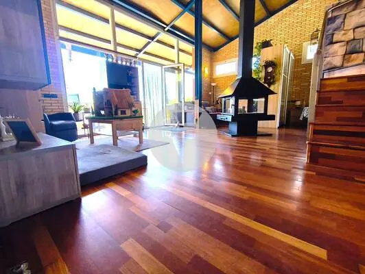 Casa en Rubí con 800 m² de jardín, piscina, privacidad y posibilidad de 2 viviendas