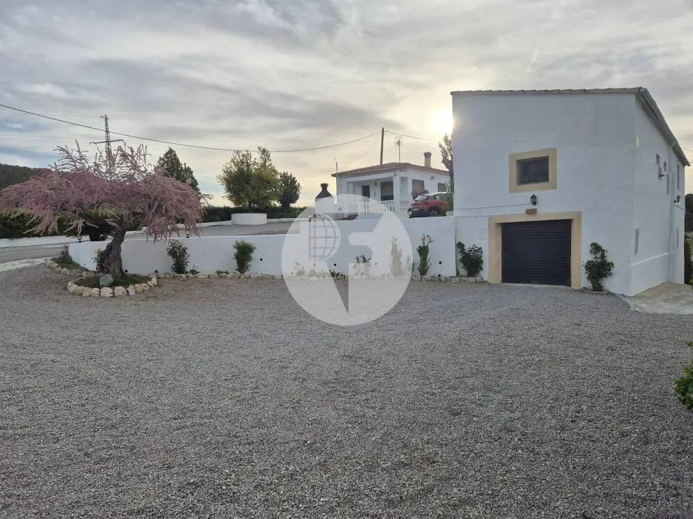 Singular finca rural conocida como Cal Cata, situada en Sant Martí Sarroca, en pleno entorno rural y vitivinícola del Alt Penedès