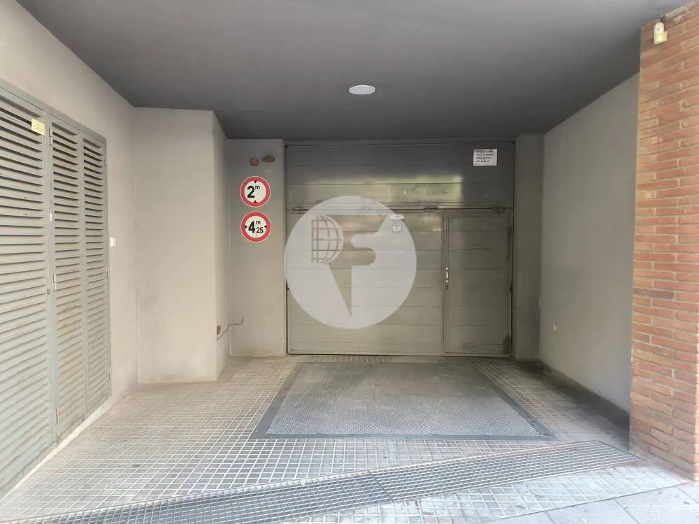 OPORTUNIDAD EN EL CENTRO! Plaza de parking y trastero en la calle Magdalena Trias, Gavà - imagen 4