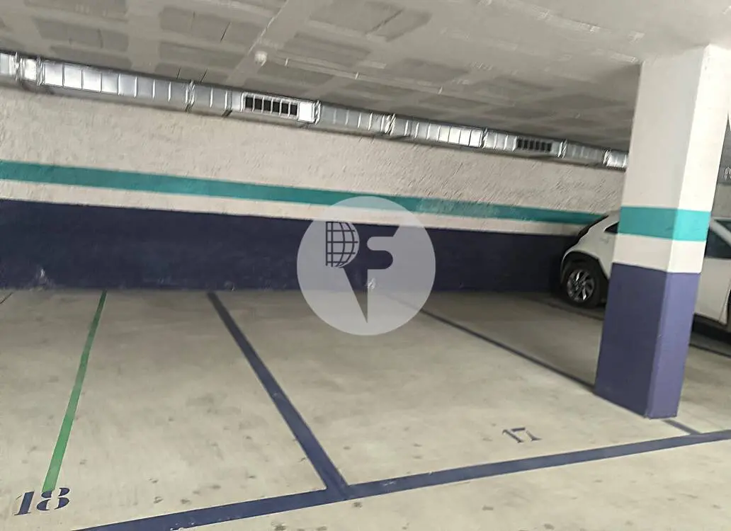 OPORTUNIDAD EN EL CENTRO! Plaza de parking y trastero en la calle Magdalena Trias, Gavà - imagen 3