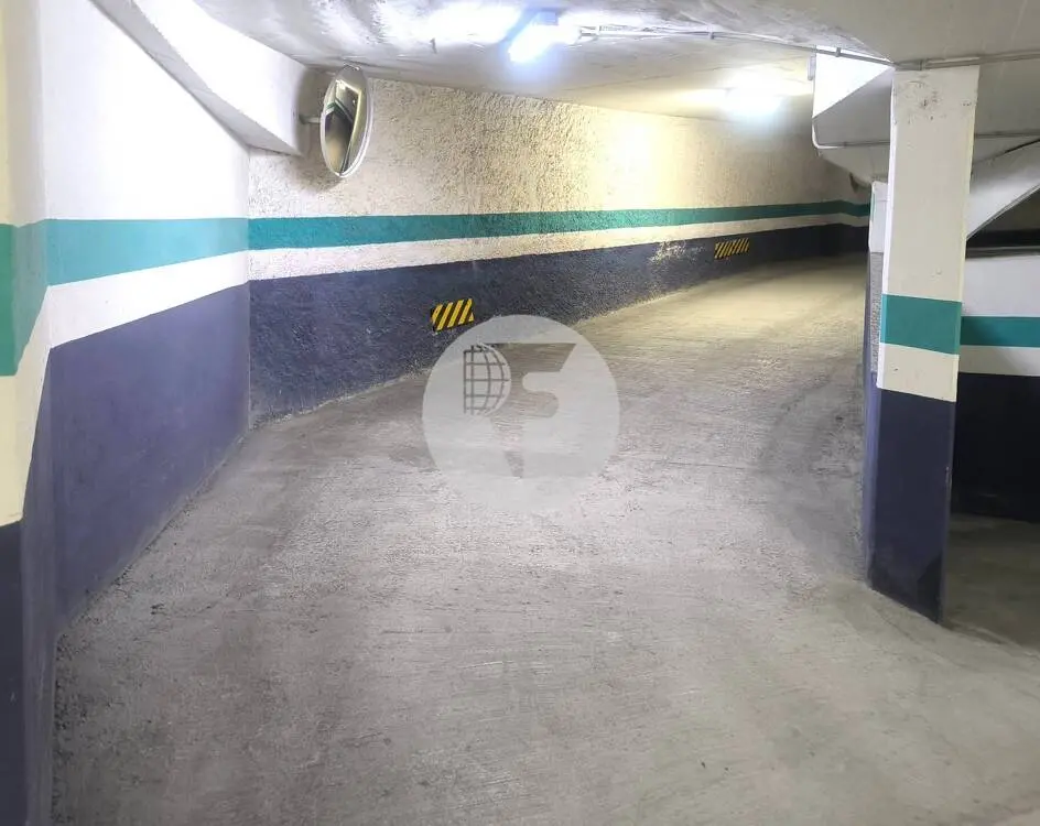 OPORTUNIDAD EN EL CENTRO! Plaza de parking y trastero en la calle Magdalena Trias, Gavà - imagen 2