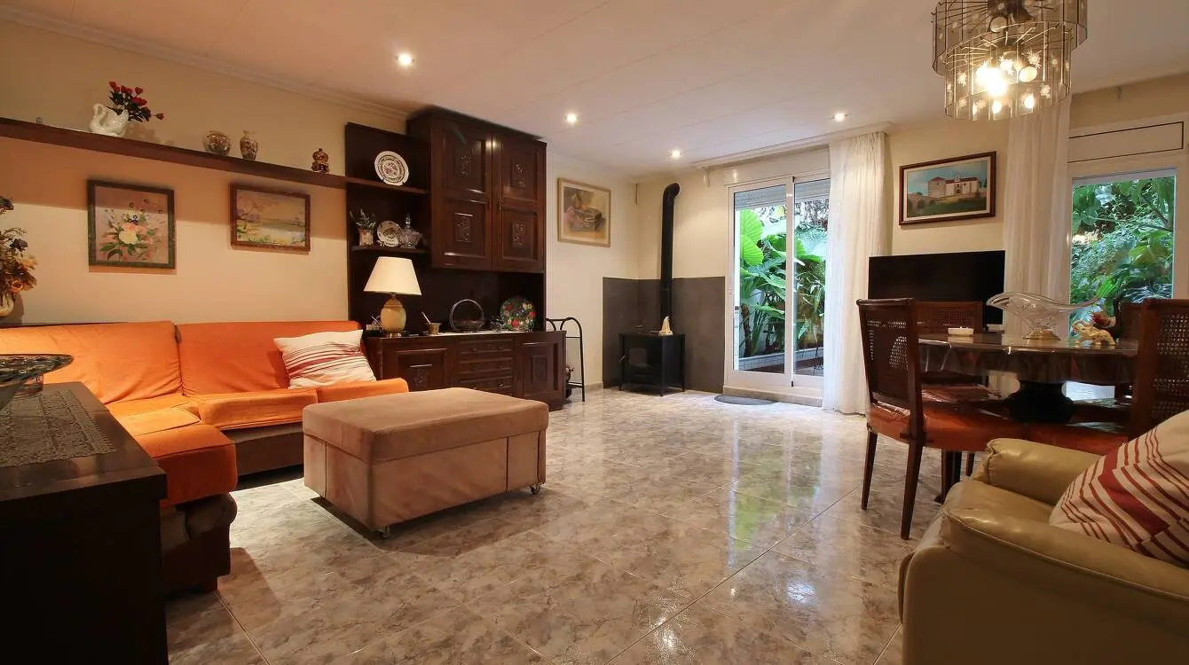 House for sale in the center of Sant Boi, Barcelona. 2