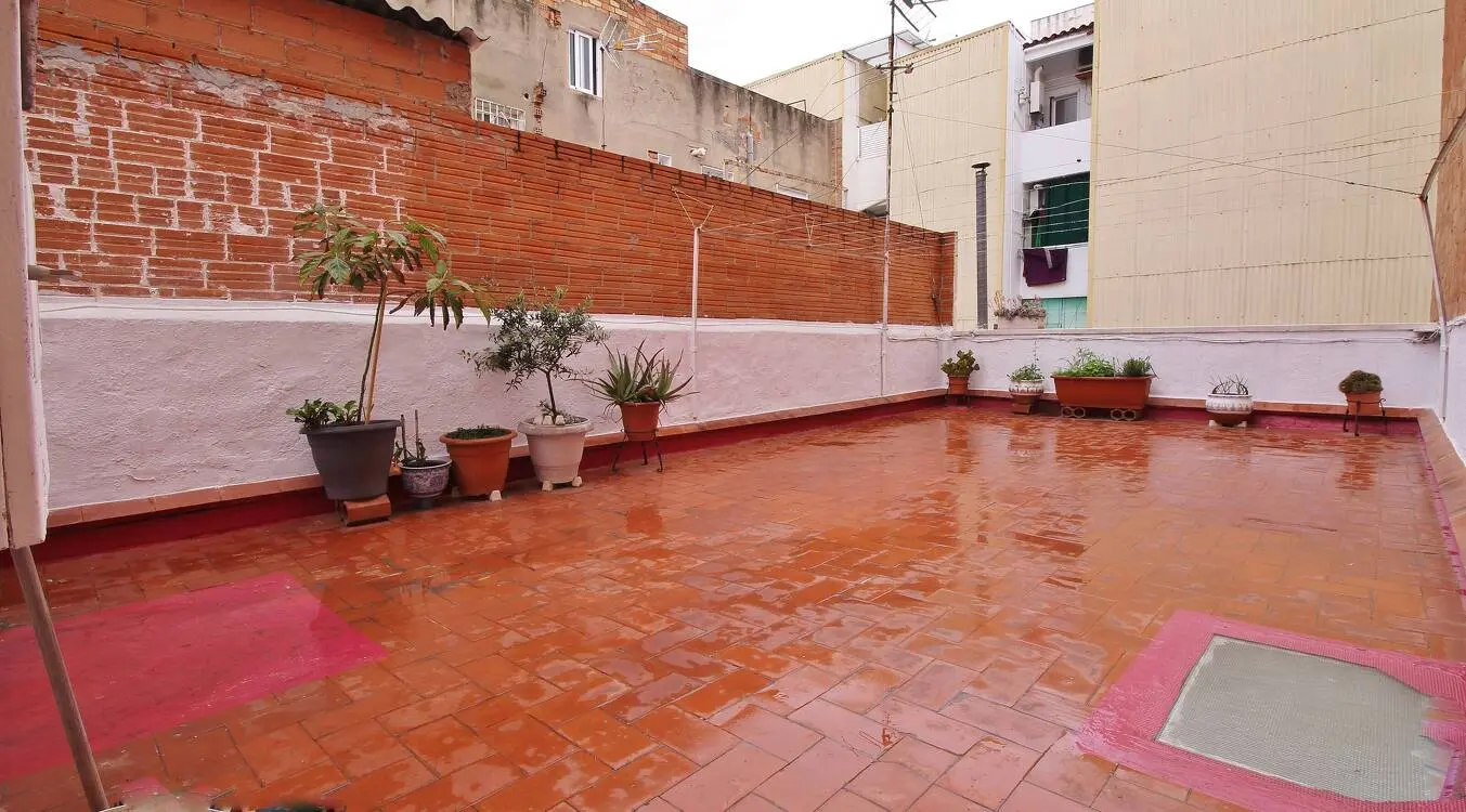 House for sale in the center of Sant Boi, Barcelona. 41