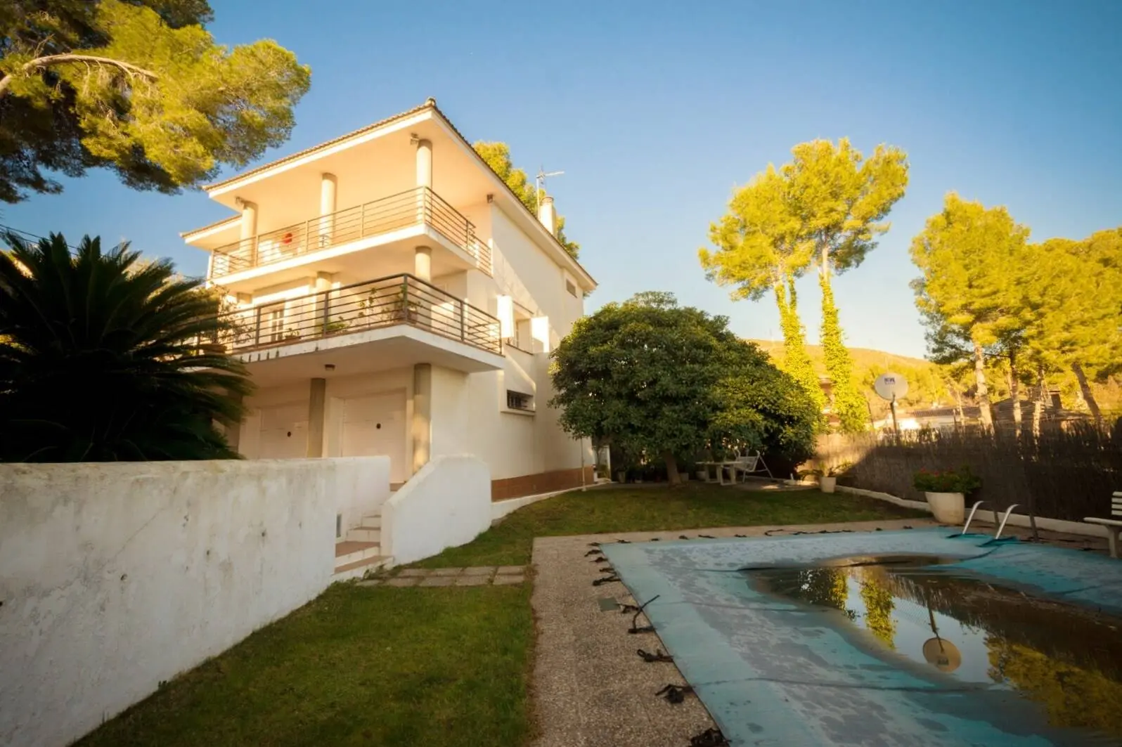 House for sale with a swimming pool in Castelldefels, Barcelona. 28