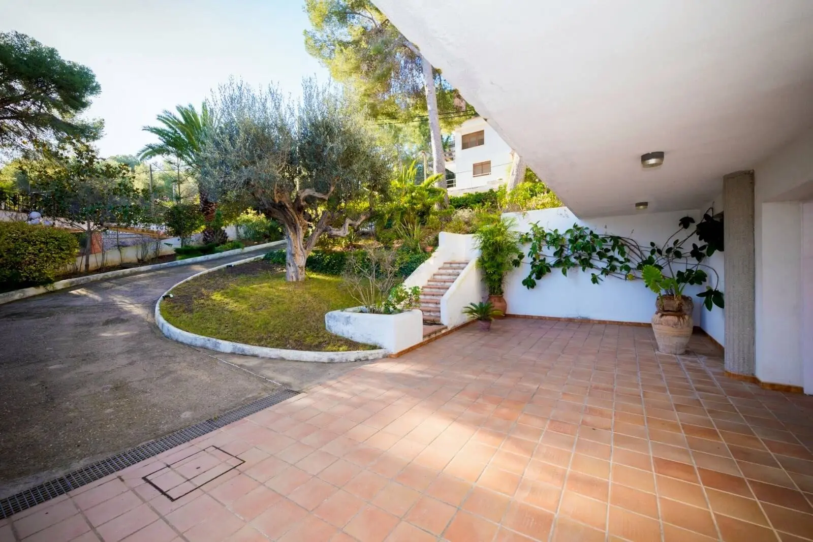 House for sale with a swimming pool in Castelldefels, Barcelona. 25
