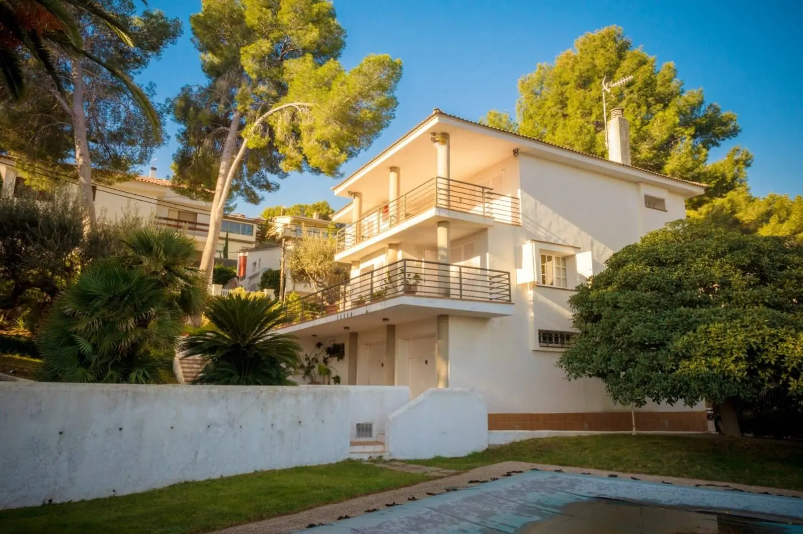 House for sale with a swimming pool in Castelldefels, Barcelona. 29