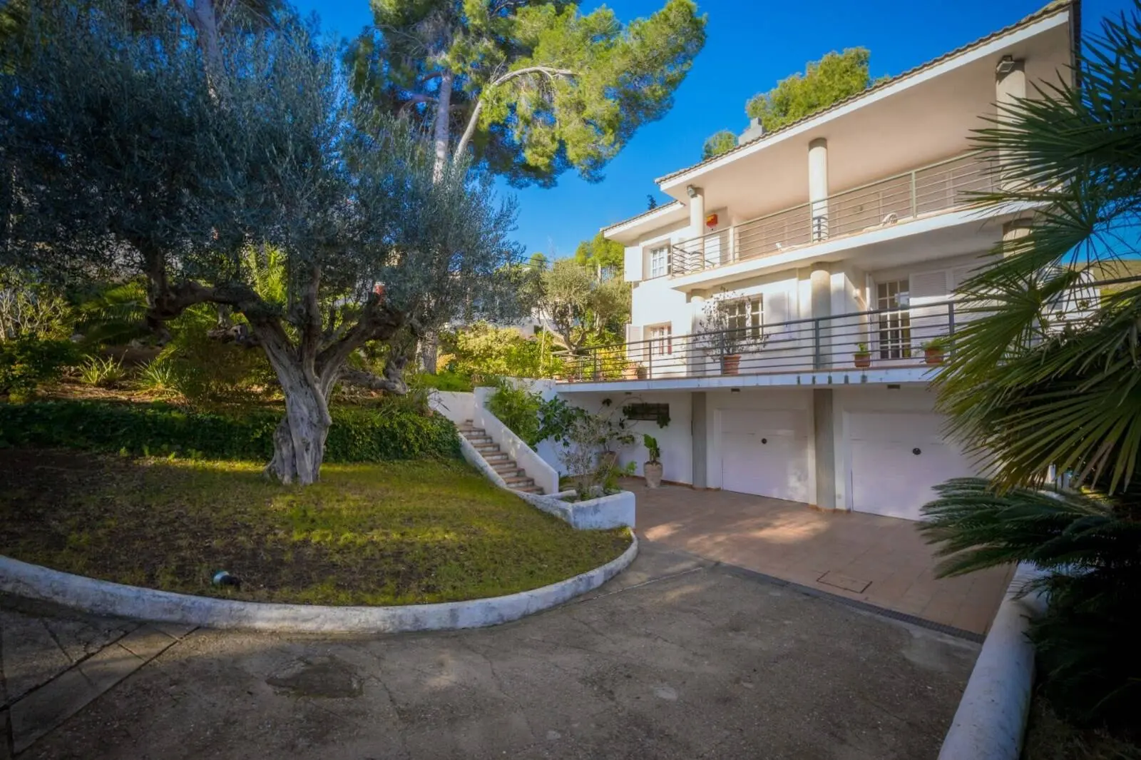 House for sale with a swimming pool in Castelldefels, Barcelona. 30
