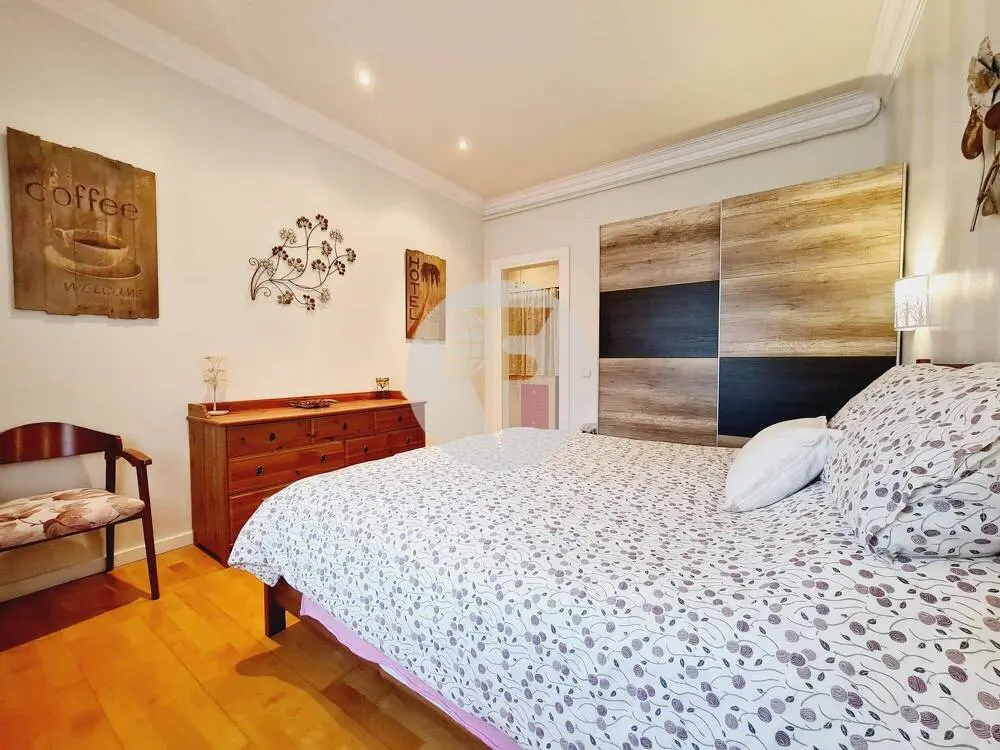Spacious 4-bedroom apartment in the center of Mollet del Valles. 28