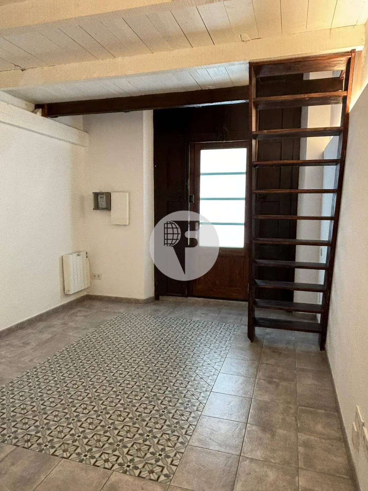 Ground floor with patio in Gracia
