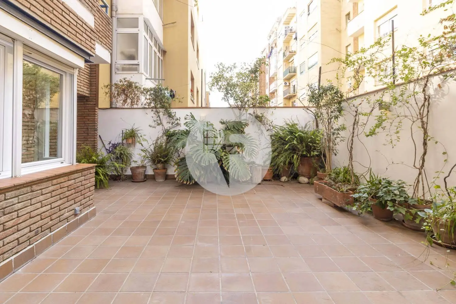 Three bedrooms and large patio in Vallcarca